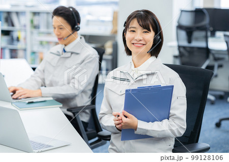 作業着のオペレーター 99128106