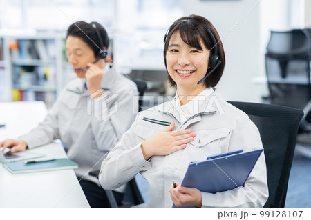 作業着のオペレーター 99128107