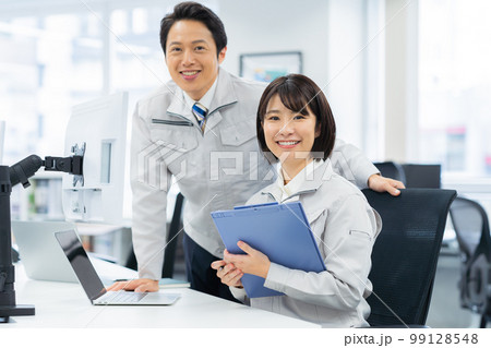 作業服のビジネスマン 99128548