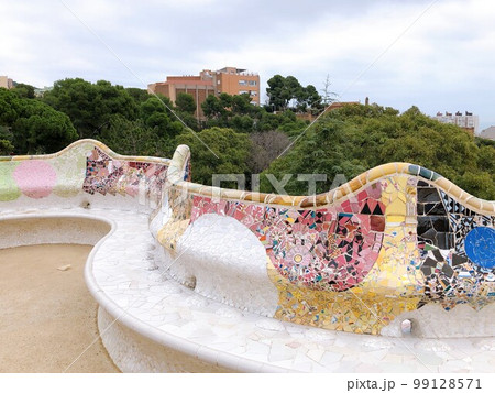 置物　　グレル公園の　波打つベンチ スペイン】グエル公園 カラフルなタイルが美しい波打つベンチ