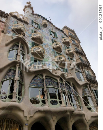 【スペイン】ガウディ建築　カサ・バトリョの外観（バルセロナ） 99128597