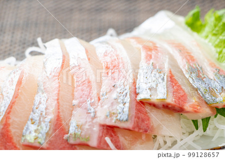 シマアジの刺身のアップ。 シマアジの刺身のアップ。 99128657