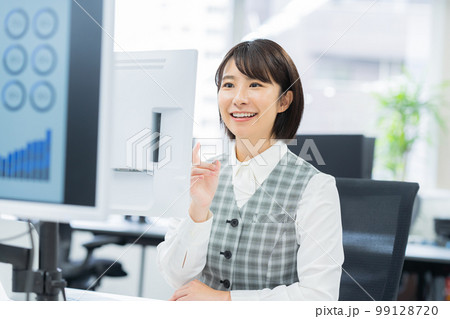 オフィスで働く若いビジネスウーマン 99128720
