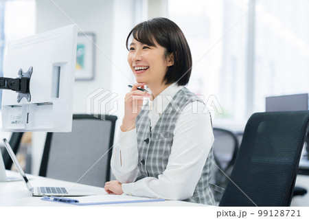 オフィスで働く若いビジネスウーマン 99128721