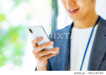 ビジネスマンがスマホを持っている手元 撮影協力「LINK FOREST」 ビジネスマンがスマホを持っている手元 撮影協力「LINK FOREST」 99128793