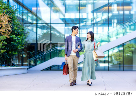ショッピングをする夫婦 撮影協力「LINK FOREST」 ショッピングをする夫婦 撮影協力「LINK FOREST」 99128797