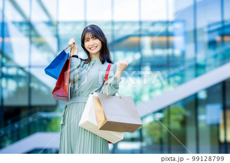 ショッピングを楽しむ女性　撮影協力「LINK FOREST」 99128799