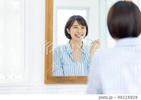 歯磨きをする若い女性 99128929