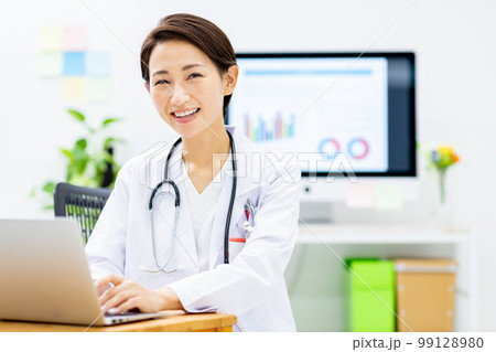 病院でオンライン診療をする女性医師 病院でオンライン診療をする女性医師 99128980