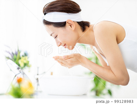 洗顔　女性　スキンケア 99128983