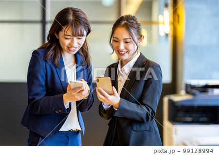 女性　スーツ　スマホ 99128994