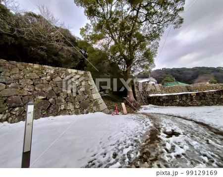 改修工事中の雪景色の米子城大手付近 99129169