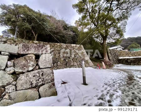 改修工事中の雪景色の米子城大手付近 99129171