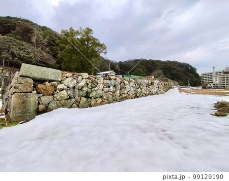 改修工事中の雪景色の米子城大手付近 99129190