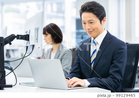 オフィスで働くビジネスマン 99129465
