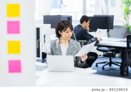 オフィスで働くビジネスウーマン 99129659