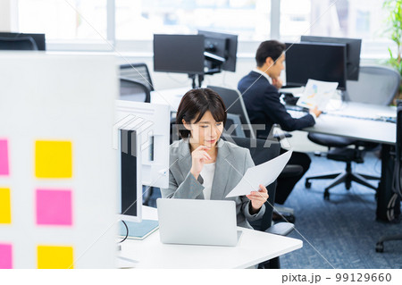 オフィスで働くビジネスウーマン 99129660