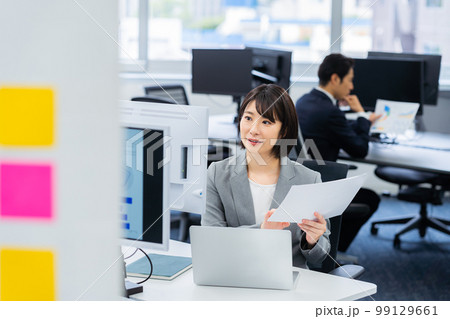 オフィスで働くビジネスウーマン 99129661