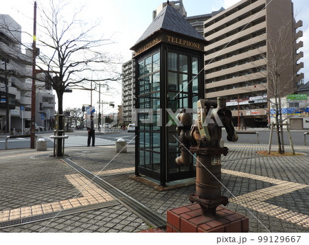 街中の古い手押しポンプ 99129667