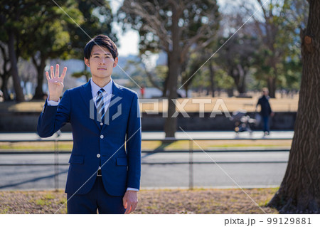 4つ　手　ジェスチャー　男性 99129881