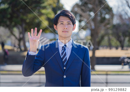 4つ 手 ジェスチャー 男性 4つ 手 ジェスチャー 男性 99129882