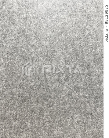 明るい灰色のフェルトのような繊維素材の吸音材の表面の縦長の背景画像 99129925