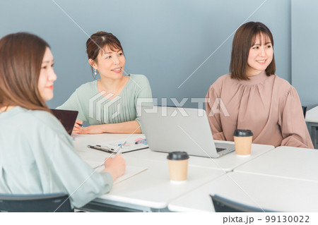 オフィス・会議室で会議・ミーティング・打ち合わせするビジネスウーマン（女性・3人・服装自由） 99130022