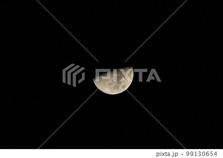 北杜市白州町、月齢7.3上弦の月（位置：中央） 99130654