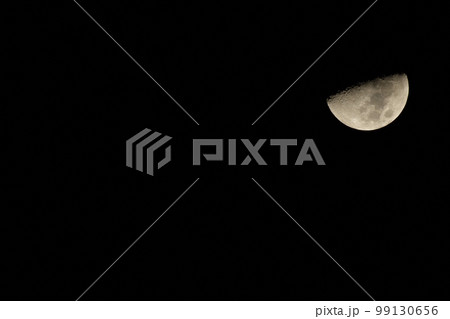 北杜市白州町、月齢7.3上弦の月（位置：右上） 99130656