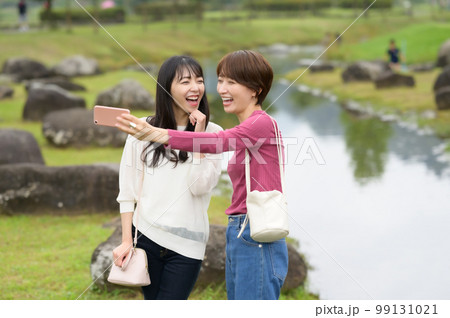 旅先でセルフ撮影する二人の女性 旅先でセルフ撮影する二人の女性 99131021