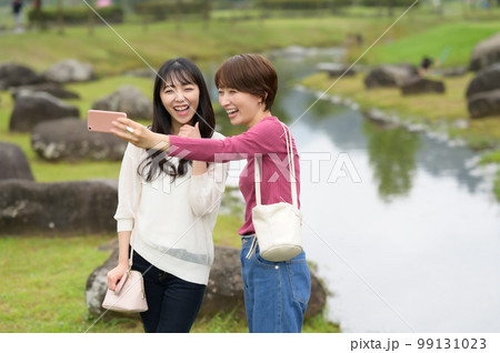 旅先でセルフ撮影する二人の女性 旅先でセルフ撮影する二人の女性 99131023