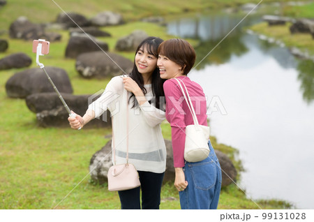 旅先でセルフ撮影する二人の女性 旅先でセルフ撮影する二人の女性 99131028