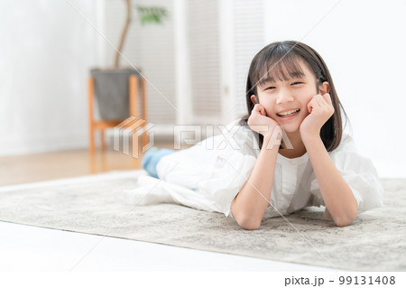 頬杖をついて寝転ぶ女の子 頬杖をついて寝転ぶ女の子 99131408