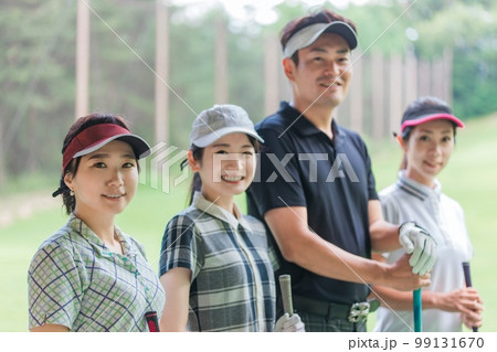 ゴルフ場でゴルフレッスンするゴルファーの男女 ゴルフ場でゴルフレッスンするゴルファーの男女 99131670