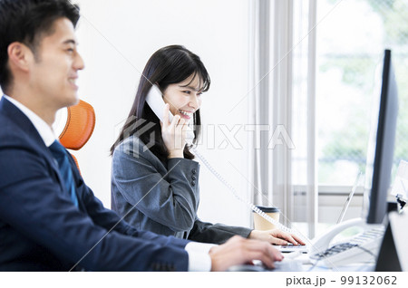ビジネス オフィス 電話 女性 通話 笑顔 ビジネス オフィス 電話 女性 通話 笑顔 99132062