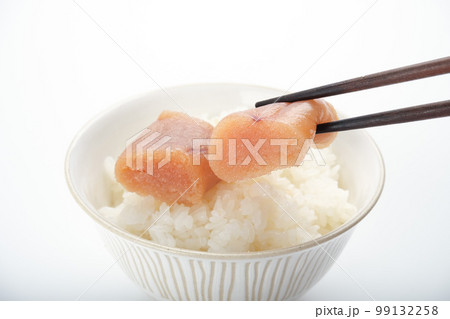 ご飯と一緒に無着色たらこを箸でもっている ご飯と一緒に無着色たらこを箸でもっている 99132258