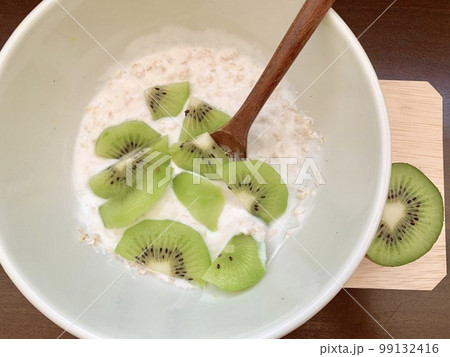 白いボウルに入ったオートミールとキウイフルーツ　写真素材 99132416