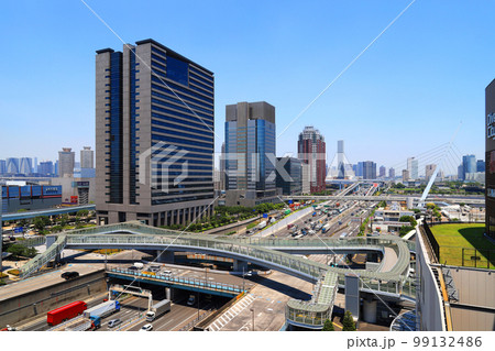 首都高速湾岸線を渡る青海・台場クロスウオーク 99132486