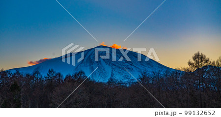 浅間山 夕焼け軽井沢風景素材 99132652