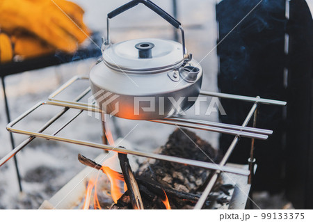 焚き火 アウトドア道具 ケトル キャンプ焚火イメージ素材 99133375