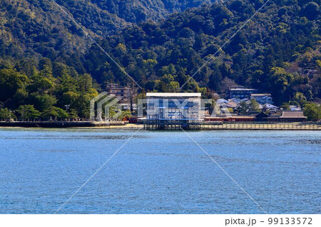 保存修理工事の足場が掛けられた大鳥居… 安芸の宮島・厳島神社 保存修理工事の足場が掛けられた大鳥居… 安芸の宮島・厳島神社 99133572