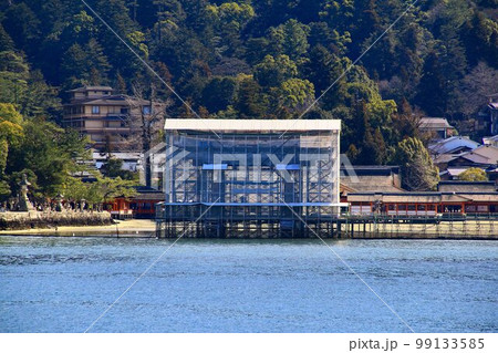 保存修理工事の足場が掛けられた大鳥居… 安芸の宮島・厳島神社 保存修理工事の足場が掛けられた大鳥居… 安芸の宮島・厳島神社 99133585