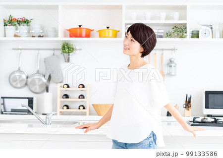 キッチンのミドルの女性 キッチンのミドルの女性 99133586