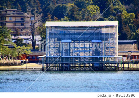 保存修理工事の足場が掛けられた大鳥居… 安芸の宮島・厳島神社 保存修理工事の足場が掛けられた大鳥居… 安芸の宮島・厳島神社 99133590