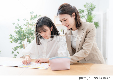 勉強する女の子 家庭教師 勉強する女の子 家庭教師 99134037
