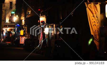 さぁ飲むよ！昭和の雰囲気残る飲屋街 99134169