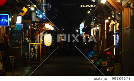 さぁ飲むよ!昭和の雰囲気残る飲屋街 さぁ飲むよ!昭和の雰囲気残る飲屋街 99134173