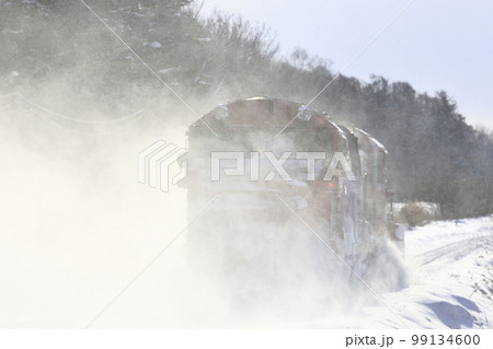 冬の宗谷本線を走るラッセル車 99134600