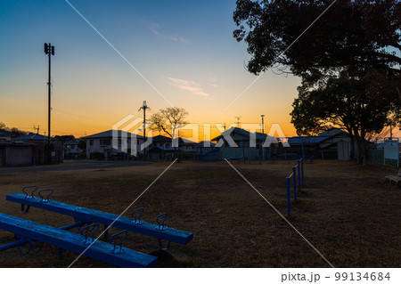 奈良市住宅街児童公園の夕焼け 夕焼け空に照らされる公園のシーソー 奈良市住宅街児童公園の夕焼け 夕焼け空に照らされる公園のシーソー 99134684