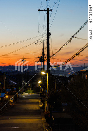 奈良市住宅街児童公園の夕焼け 住宅街の空を真っ赤に染める夕焼けと